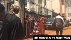 Quelques proches des leaders sécessionnistes à la cour d’appel du centre, à Yaoundé, le 15 novembre 2018. (VOA/Emmanuel Jules Ntap)