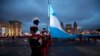 Soldados guatemaltecos vuelan la bandera nacional en la Plaza de la Constitución en la ciudad de Guatemala. Foto de archivo.