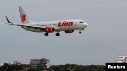Sebuah pesawat Lion Air bersiap hendak mendarat di bandara (Foto: dok). Polisi Indonesia melaporkan sebuah pesawat Lion Air berpenumpang lebih dari 100 orang tergelincir di ujung landasan saat hendak mendarat dan masuk ke laut di Bali, Sabtu (3/4).