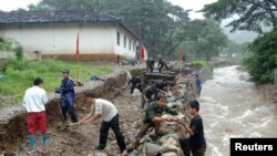 지난 2007년 8월 북한 황해북도 신평군에서 주민들이 폭우와 홍수로 부서진 하천 제방을 보수하고 있다. (자료사진)
