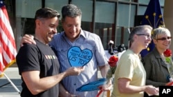 지난해 8월 미국 인디애나 주 애나폴리스에서 열린 거리행진에서 동성애 커플들이 포즈를 취하고 있다. (자료사진)