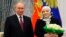 Президент Росії Володимир Путін нагороджує багатодітну матір Медні Кадирову, дружину лідера Чеченської Республіки Рамзана Кадирова, орденом «Мати-героїня Росії» під час державної церемонії нагородження в Катерининському залі Кремля в Москві, Росія, 23-го травня 2023 року. (AP)