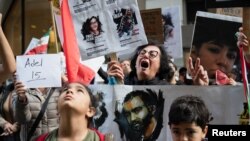 示威者在位于加州旧金山的联合国儿童基金会前抗议伊朗当局对反政府示威者实施的暴行。（2022年11月30日）