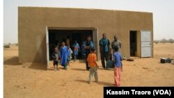 Rentrée dans une école à Kidal, au Mali, le 17 octobre 2016. (VOA/Kassim Traore)