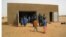 Rentrée dans une école à Kidal, au Mali, le 17 octobre 2016. (VOA/Kassim Traore)