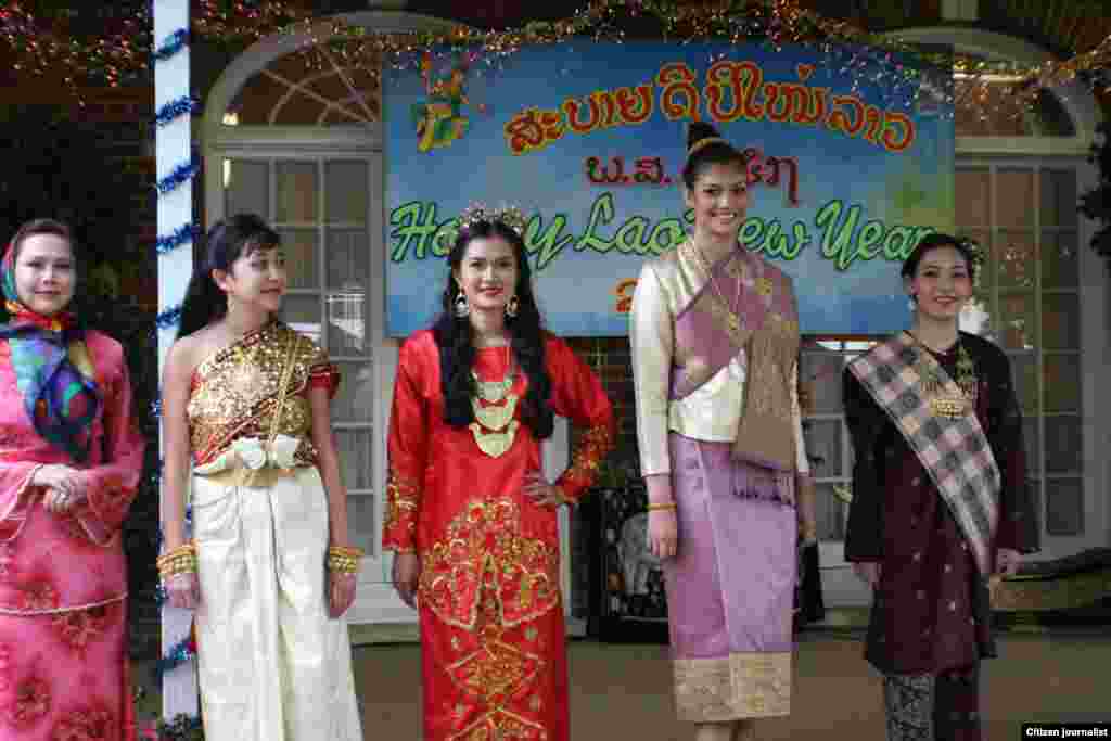 ການສະແດງ ແຟຊັ່ນໂຊ ຊຸດພື້ນເມືອງ ຂອງ 10 ປະເທດອາຊ່ຽນ.