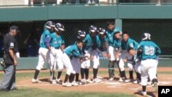 石勋浩击出全垒打，全队齐聚欢呼