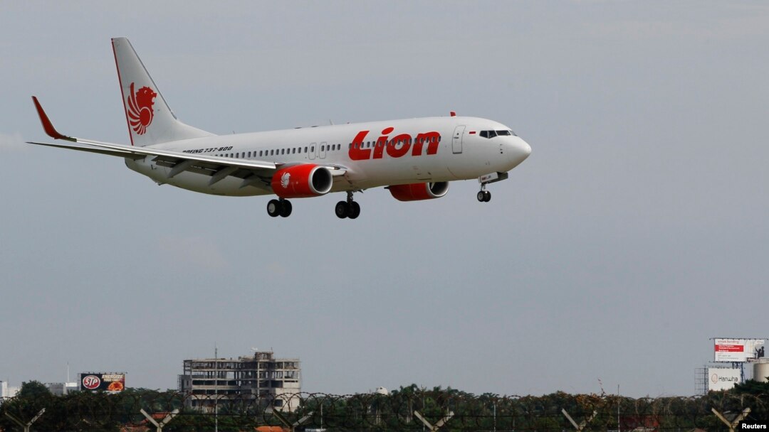 Sebuah pesawat Lion Air bersiap hendak mendarat di bandara (Foto: dok). Polisi Indonesia melaporkan sebuah pesawat Lion Air berpenumpang lebih dari 100 orang tergelincir di ujung landasan saat hendak mendarat dan masuk ke laut di Bali, Sabtu (3/4).