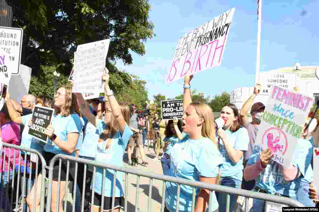 Mulheres do movimento pr&#243;-vida marcham em resposta &#224; Marcha das Mulheres a favor do aborto em Washington DC. 2 Outubro 2021