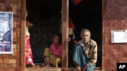 Người sắc tộc Kachin sống trong trại tạm cư dành cho những người đi lánh nạn vì giao tranh giữa binh sĩ chính phủ và nhóm Quân đội Kachin độc lập