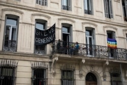 Sebuah spanduk menyerukan "aksi mogok massal" memperingati Hari Buruh, dipasang di sebuah balkon di Marseille, Perancis selatan, Jumat, 1 Mei 2020.