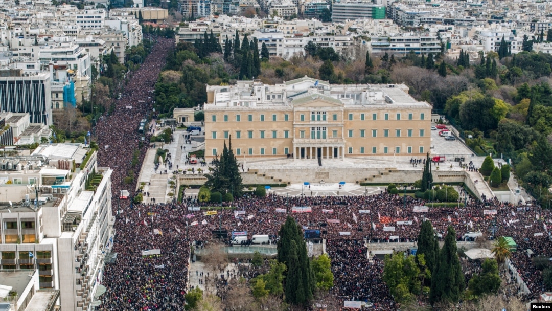 Ribuan orang berunjuk rasa di depan gedung parlemen di Athena, Yunani, menandai dua tahun bencana kereta api terburuk di negara itu, sementara penyelidikan masih berlangsung, 28 Februari 2025. (Eurokinissi via Reuters)