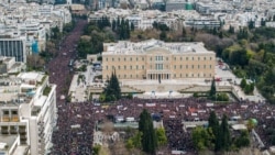 Ribuan orang berunjuk rasa di depan gedung parlemen di Athena, Yunani, menandai dua tahun bencana kereta api terburuk di negara itu, sementara penyelidikan masih berlangsung, 28 Februari 2025. (Eurokinissi via Reuters)