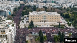 Ribuan orang berunjuk rasa di depan gedung parlemen di Athena, Yunani, menandai dua tahun bencana kereta api terburuk di negara itu, sementara penyelidikan masih berlangsung, 28 Februari 2025. (Eurokinissi via Reuters)