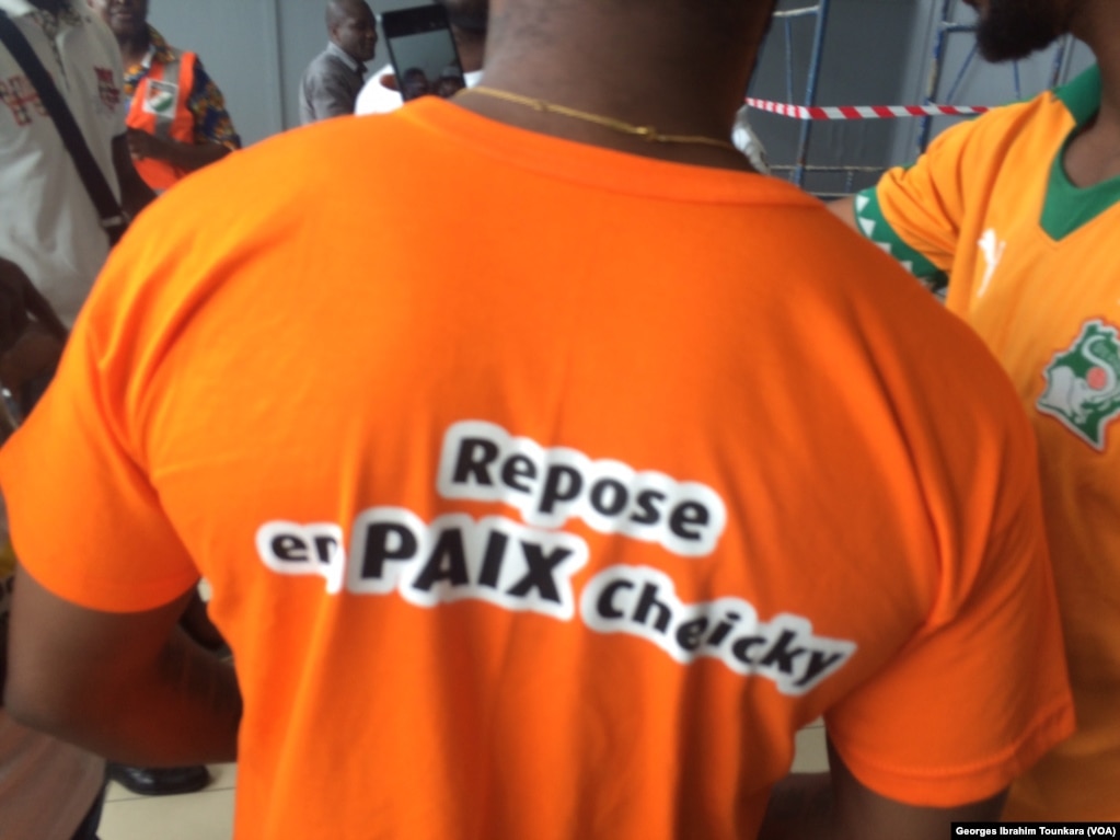 Un Ivoirien avec un tee-shirt &quot;repose en paix Cheiky&quot;, à l&#39;aéroport d&#39;Abidjan, le 15 juin 2017. (VOA/Georges Ibrahim Tounkara)