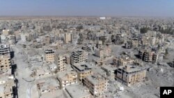 Bangunan yang hancur di Raqqa, Suriah, 19 Oktober 2017. (Foto: dok).