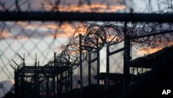 미군 관타나모 기지 내 테러용의자 수감시설로 쓰였던 건물이 철책에 둘러싸여있다. (자료사진)