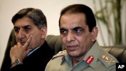 ຜູ້ບັນຊາການທະຫານບົກປາກິສຖານ ນາຍພົນ Ashfaq Parvez Kayani (ຂວາ)