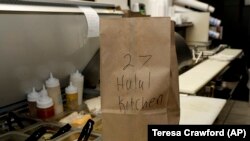 Pesanan menu Halal Kitchen siap diambil di dapur di dalam Frato's Pizza di Schaumburg III pada 6 September 2019. (Foto: AP/Teresa Crawford)
