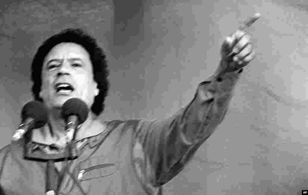 卡扎菲1986年宣佈﹐要將一枚美國飛機發射而未爆炸的導彈交給蘇聯。 (法新社)