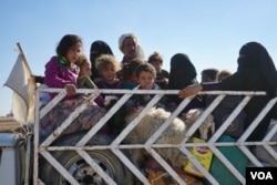 Taking what they can with them, civilians flee an inner suburb of Mosul, Nov. 3, 2016. (Photo: Jamie Dettmer for VOA)