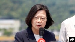 Presiden Taiwan Tsai Ing-wen setelah memonitor latihan AL di Suao, di timur laut Taiwan, Jumat, 13 April 2018. (Foto: dok.)