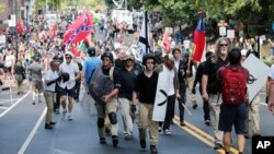 白人民族主義者在維吉尼亞州夏洛特維爾舉行的集會被宣佈為非法後在街道上遊行（2017年8月12日）