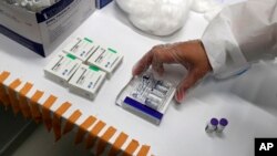 Arhiva - Medicinska radnica priprema doze vakcina protiv koronavirusa kineskog proizvođača Sinofarm (levo), ruskog Sputnjik V (sredina) i američkog Fajzera (desno), na vakcinalnom punktu u Tržnom centru Ušće, na Novom Beogradu, Srbija, 6. maja 2021. (Foto: AP, Darko Vojinović)