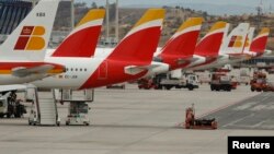 Des avions de la compagnie aérienne espagnole Iberia garés à l'aéroport, le 9 mars 2016.