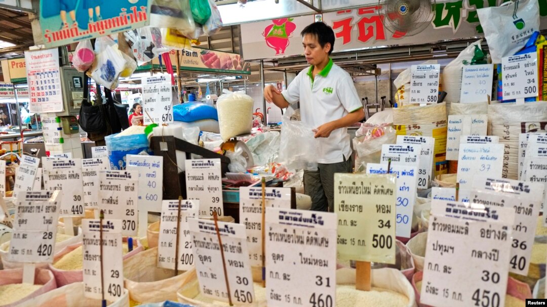 FILE - A Thai vendor weighs a bag of rice at a market in central Bangkok, July 26, 2013. Thailand's military-led cabinet could formally agree as soon as next week to pursue Trans-Pacific Partnership (TPP) membership.
