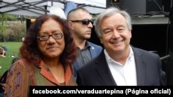 Vera Duarte, escritora cabo-verdiana, (esq) e António Guterres (dir), secretário geral da ONU