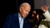 Presiden AS Joe Biden berbicara dengan Wakil Presiden Kamala Harris dalam perayaan Hari Kemerdekaan AS di Gedung Putih, Washington, pada 4 Juli 2024. (Foto: Reuters/Elizabeth Frantz)