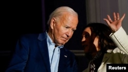 Presiden AS Joe Biden berbicara dengan Wakil Presiden Kamala Harris dalam perayaan Hari Kemerdekaan AS di Gedung Putih, Washington, pada 4 Juli 2024. (Foto: Reuters/Elizabeth Frantz)