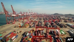 2018年11月8日，中国山东省青岛一个港口上的起重机、龙门吊车和集装箱。