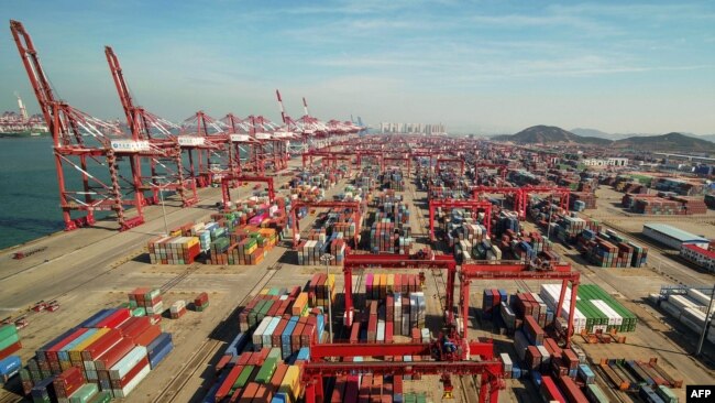 资料照片：中国山东省青岛一个港口上的起重机、龙门吊车和集装箱。(2018年11月8日)