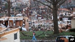 Seorang pria berjalan melewati reruntuhan di sekitar wilayah Washington, Illinois 18 November 2013 (Foto: dok). Badai petir kembali melanda sebagian besar Amerika Tengah dan Amerika Selatan.