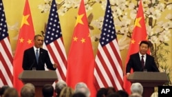 12일 바락 오바마 미국 대통령(왼쪽)이 중국 베이징 인민대회당에서 가진 공동 기자회견에서 발언하고 있다. 오른쪽은 시진핑 중국 국가주석.