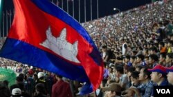 Fans hold Cambodian flag during the preliminary joint qualification round 2 match for 2018 World Cup between Cambodian football national team and Singapore in Olympic stadium on June 11, 2015. (Nov Povleakhena/VOA Khmer)