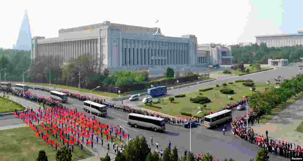 북한이 중장거리 탄도미사일 &#39;화성-12&#39; 개발자들을 태운 버스가 평양 거리를 지나고 있다.