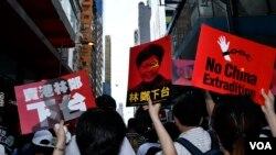 6-9香港反送中大遊行參與者高舉標語。(美國之音湯惠芸拍攝)