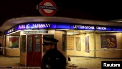 Des policiers en pleine enquête sur le lieu de d'une attaque au couteau, à une gare de train souterraine à Leytonston, à Londres, 6 décembre 2015.