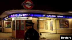 Des policiers en pleine enquête sur le lieu de d'une attaque au couteau, à une gare de train souterraine à Leytonston, à Londres, 6 décembre 2015.