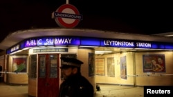 Londra'daki Leytonstone metro istasyonunun girişi polis kordonuna alındı 