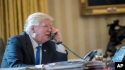 2017年1月28日，美国总统川普在白宫椭圆形办公室与俄罗斯总统普京通电话。(资料照)
