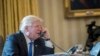 2017年1月28日，美国总统川普在白宫椭圆形办公室与俄罗斯总统普京通电话。(资料照）