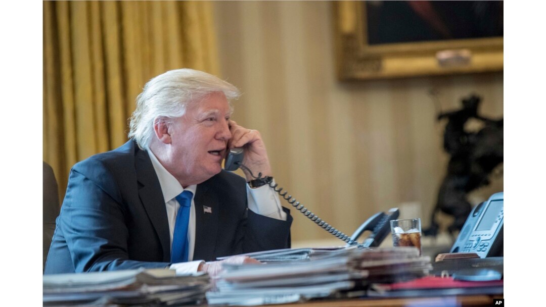 Predsednik Donald Tramp razgovara telefonom sa ruskim predsednikom Vladimirom Putinom, 28. januara 2017. u ovalnom kabinetu u Beloj kući u Vašingtonu