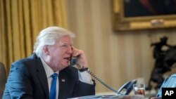 美国总统川普2017年1月28日在白宫椭圆形办公室与俄罗斯总统普京电话交谈。