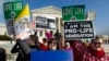 ARSIP – Para aktivis anti-aborsi berunjuk rasa di luar gedung Mahkamah Agung AS, dalam pawai March for Life di Washington, 18 Januari 2019 (foto: AP Photo/Jose Luis Magana, Arsip)