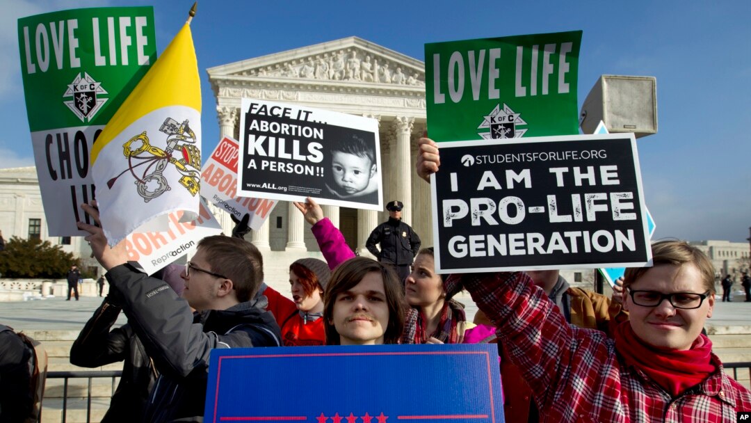 ARSIP – Para aktivis anti-aborsi berunjuk rasa di luar gedung Mahkamah Agung AS, dalam pawai March for Life di Washington, 18 Januari 2019 (foto: AP Photo/Jose Luis Magana, Arsip)