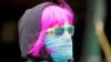 Arhiva - Žena nosi maramu kao zaštitnu masku, u sklopu mera suzbijanja epidemije koronavirusa, u Melburnu, Australija.